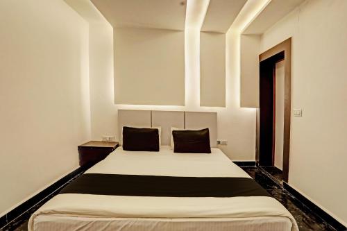 Een bed of bedden in een kamer bij Grand Empire Suites By Delhi Airport