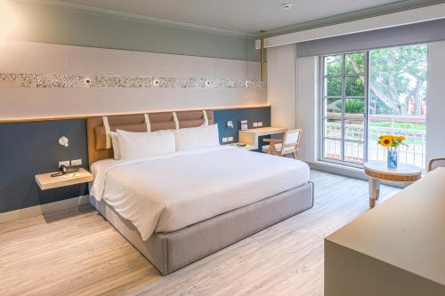 1 dormitorio con cama grande y ventana grande en Oro Verde Machala en Machala