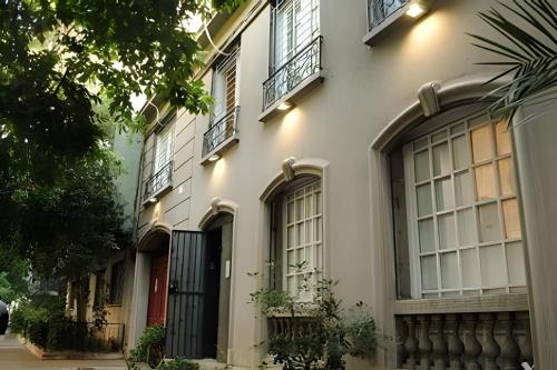 un edificio blanco con ventanas y luces. en Living Huelen, en Santiago