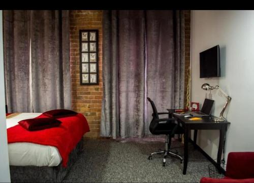 1 dormitorio con 1 cama y escritorio con ordenador en Kick back relax stylish space en Nottingham