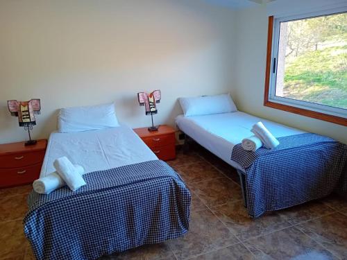 1 Schlafzimmer mit 2 Betten und einem Fenster in der Unterkunft Rocio del Mar in Pontevedra