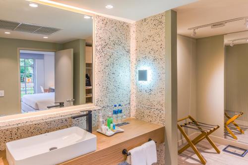 a bathroom with a sink and a mirror at Oro Verde Machala in Machala