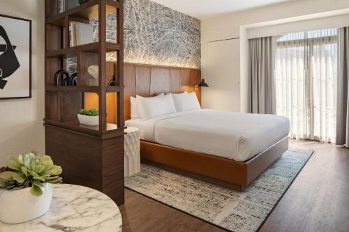 מיטה או מיטות בחדר ב-Burton House, Beverly Hills, A Tribute Portfolio Hotel