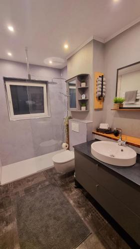 a bathroom with a sink and a toilet and a tub at Wohnen am Stadtgarten - ruhig und zentral gelegen in Waltrop