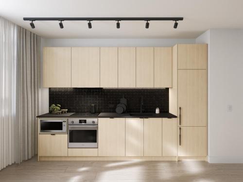 uma cozinha com armários de madeira e um fogão em Smithe House em Vancouver
