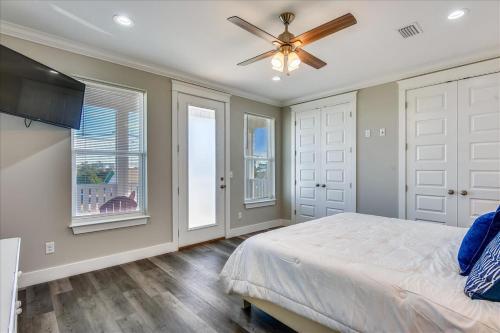 une chambre avec un lit et un ventilateur de plafond dans l'établissement A Shore Thing- A, à Panama City Beach