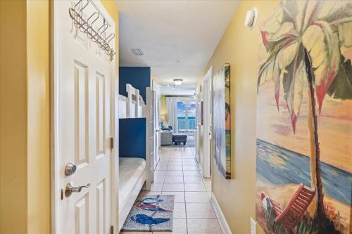 een hal met een schilderij aan de muur bij 1408 Seychelles in Panama City Beach