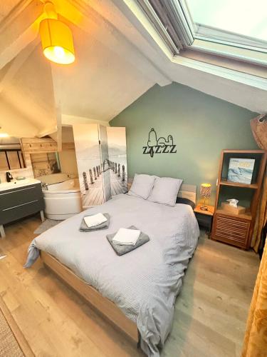 une chambre avec un grand lit dans une pièce dans l'établissement TiLaouen - Location de vacances, idéalement située au port de Vannes !, à Vannes