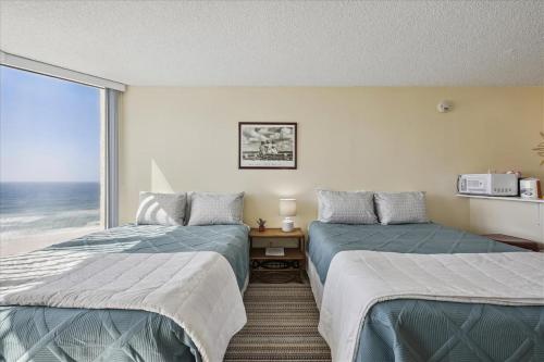 Dos camas en una habitación con vista al mar. en 721 Top Of The Gulf, en Panama City Beach