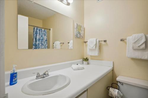 Un baño con lavabo, espejo e inodoro. en 721 Top Of The Gulf, en Panama City Beach