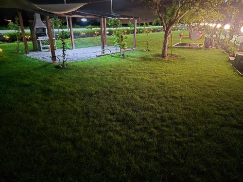 Taman di luar Villa sangermano