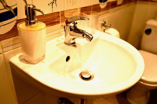 Bilik mandi di Hotel Nest