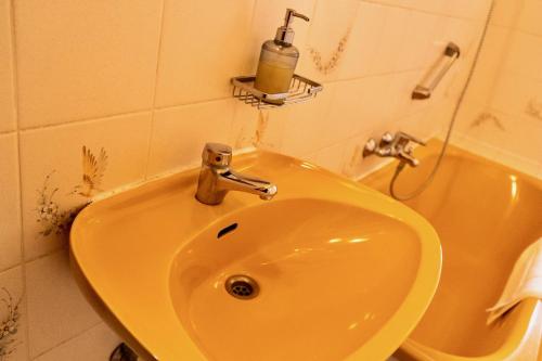 Bilik mandi di Hotel Nest