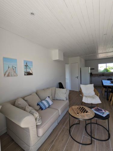 un salon avec un canapé et une table dans l'établissement Maison 3 chambres Longeville, à Longeville-sur-Mer