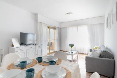 TV a/nebo společenská místnost v ubytování Bright 2 Bed Apartment with pool - Solo Familias