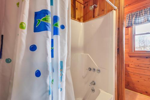 y baño con ducha y cortina de ducha blanca. en Charming Lovell Cabin - 7 Mi to Kezar Lake!, en Lovell