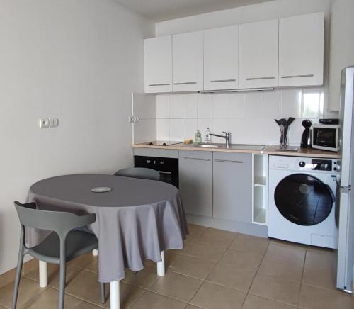 Photo de la galerie de l'établissement Appartement rez de jardin avec terrasse, à Saint-Jean-de-Braye