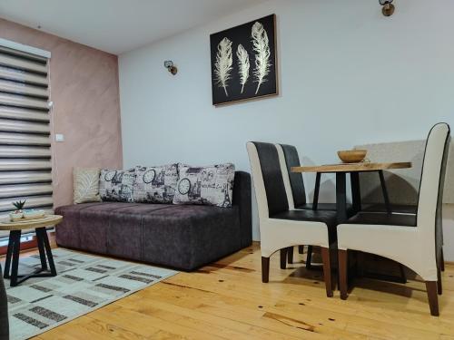 a living room with a couch and a table at Simic Apartmani Tara in Kaludjerske Bare