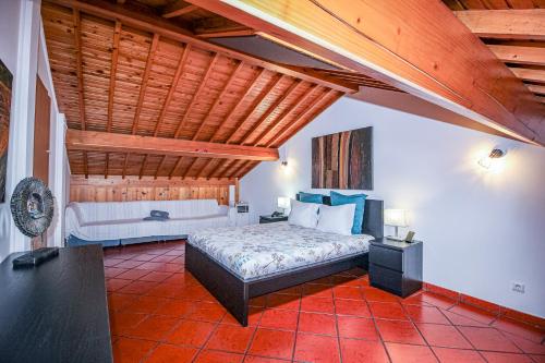 una camera da letto con un letto e un soffitto in legno di Casa Vereda, Ponta Delgada, S. Miguel a Ponta Delgada