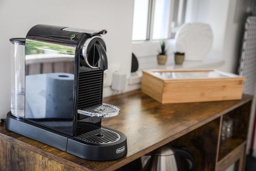 a blender sitting on top of a wooden counter at UNiQE I Stilvolle 115qm I Terrasse I BBQ in Feldafing