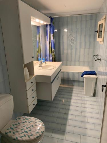 une salle de bain avec un lavabo, une baignoire et des toilettes dans l'établissement Appartement Rez de Villa - 4 personnes - Fréjus - Vue piscine, à Fréjus