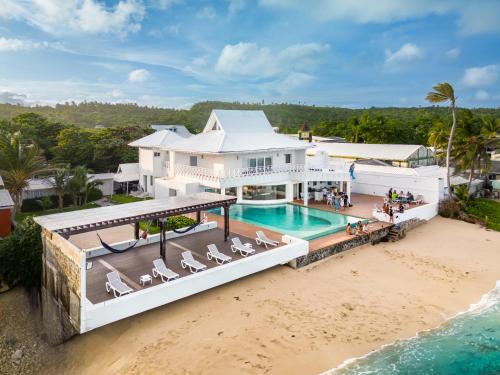 una vista aérea de una casa en la playa con piscina en soundbay house, en San Andrés