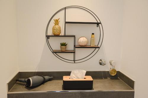a room with a round mirror and a shelf at UNiQE I Stilvolle 115qm I Terrasse I BBQ in Feldafing