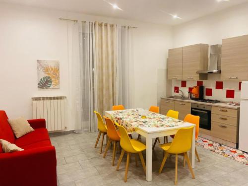 a kitchen and dining room with a table and chairs at Casa Vacanze Aversa centro 2 in Aversa