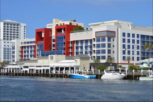 好萊塢的住宿－Global Rent Apart - Costa Hollywood，一群船停靠在码头上,船屋有建筑物