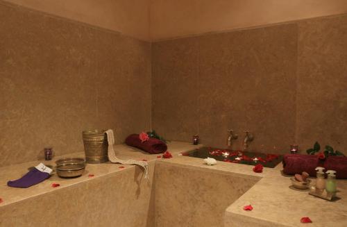 Ett badrum på Riad Houdou