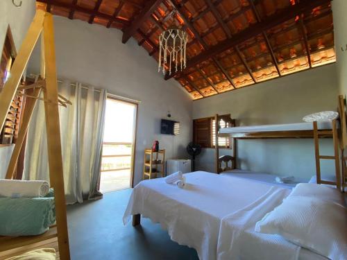 Ponta do AnelにあるChalé dos ventos Macapáのベッドルーム1室(二段ベッド2台、窓付)が備わります。