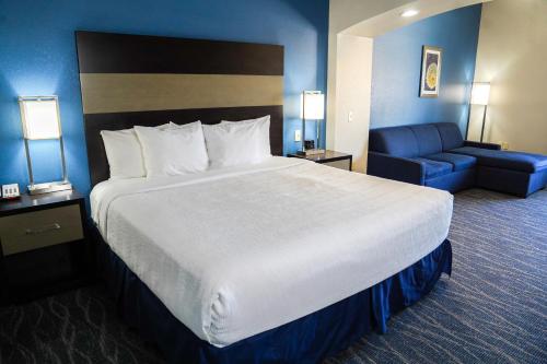 La Quinta by Wyndham Phoenix I-10 West Image