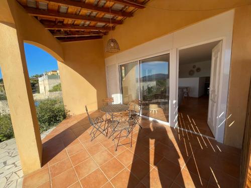 Il dispose d'une terrasse avec une table et des chaises. dans l'établissement Maisonnette calme vue collines, à Marseille
