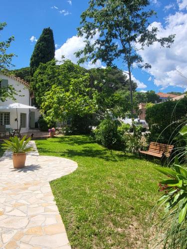 Κήπος έξω από το Maison Fruitier with pool at 15m from the Beach in Sainte-maxime