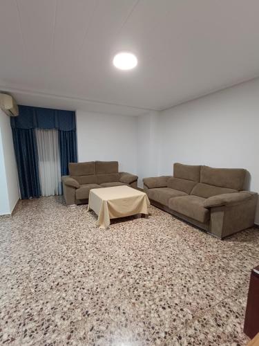 - un salon avec deux canapés et une table dans l'établissement Torrellano, à Torrellano