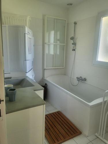 La cuisine est équipée d'une baignoire, d'un évier et d'un réfrigérateur. dans l'établissement L'échappée Belle à 5 minutes de la plage, à Fouesnant