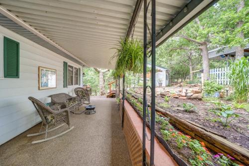 Κήπος έξω από το Lakefront Canadian Gem Fire Pit, Decks and Grills