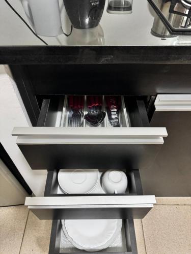 un cajón de la cocina con un aseo blanco bajo una encimera en Acogedor independiente-Casa JH A en Santa Cruz de la Sierra