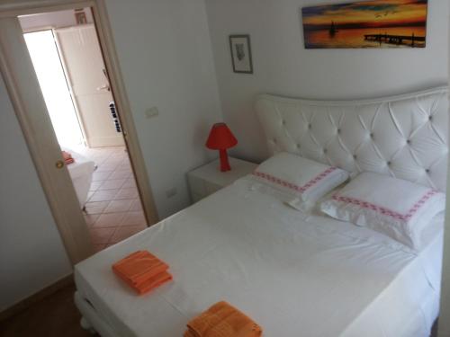 ガリポリにあるAppartamento Perla Dello Ionioの白いベッド(枕2つ付)が備わる客室です。