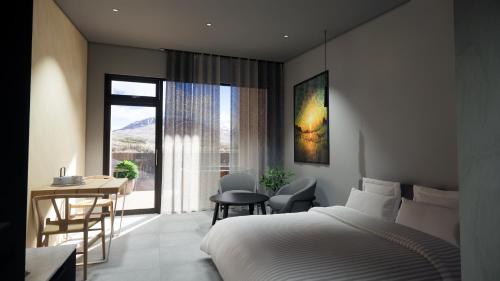 Habitación de hotel con cama, mesa y escritorio. en North Mountain View Suites en Akureyri