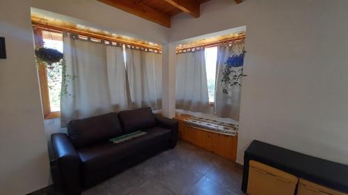 sala de estar con sofá y ventana en Alewekehue , la linda en San Carlos de Bariloche