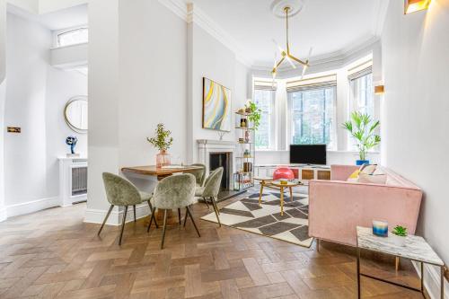 a living room with a table and chairs at Flat in Chelsea in London