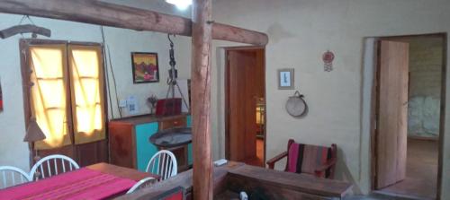 un comedor con mesa y sillas en una habitación en La bodeguita-casa rural en Chilecito