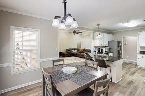 Una cocina o zona de cocina en Whitehall