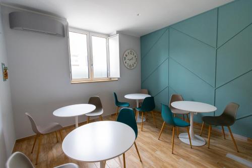 a room with tables and chairs and a window at B&B Sylvie in Sora