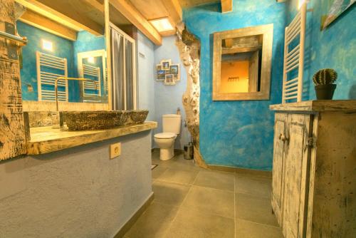 Un baño con lavabo e inodoro. en Can Castell, en Castellfollit de la Roca