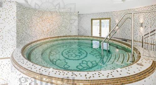 jacuzzi w pokoju ze schodami w obiekcie Luxury Apartment with Swimming pools, Spa and stunning views w mieście Gibraltar