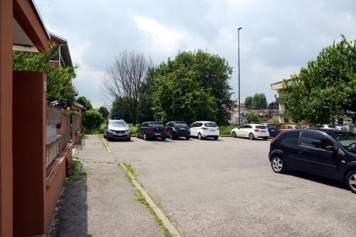 a group of cars parked in a parking lot at [Fiori del Lario] Excl. 110MQ Fiera/Milano/MXP in Cesate