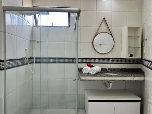 La salle de bains est pourvue d'une douche en verre et d'un lavabo. dans l'établissement (107) Beach Mar e Sol - Perto da Praia, à São Luís