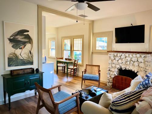 un soggiorno con divano e camino di 1940 Cottage on the Nature Coast a Yankeetown